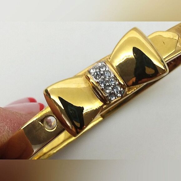 Juicy Couture Gold Tone Bow Belt Bracelet Bangle Jewelry - Picture 3 of 16